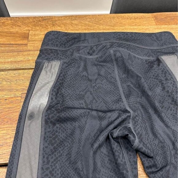 LULULEMON snakeskin pattern leggings. Size 6. Black and charcoal. Reflective. 3 - Picture 8 of 11